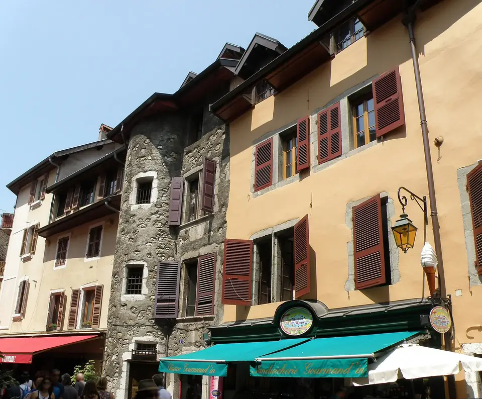 Façades colorées et volets de la rue de l’Île, à Annecy