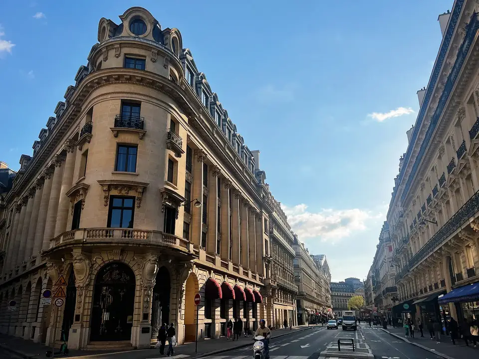 Immeuble haussmannien à l’angle de la rue La Fayette, Paris 9e